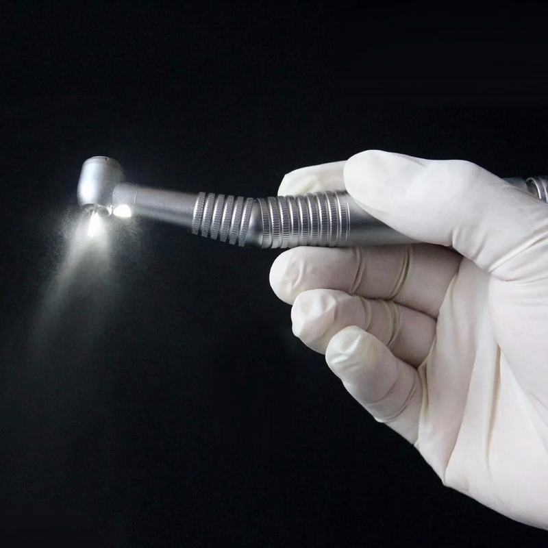 dentista usando a caneta alta rotação kavo com led