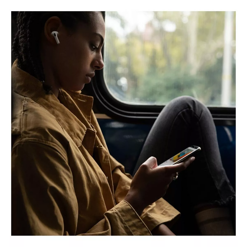 mulher usando o AirPods Pro Apple com estojo de recarga MagSafe