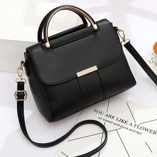 bolsa couro paris preta com detalhes dourados