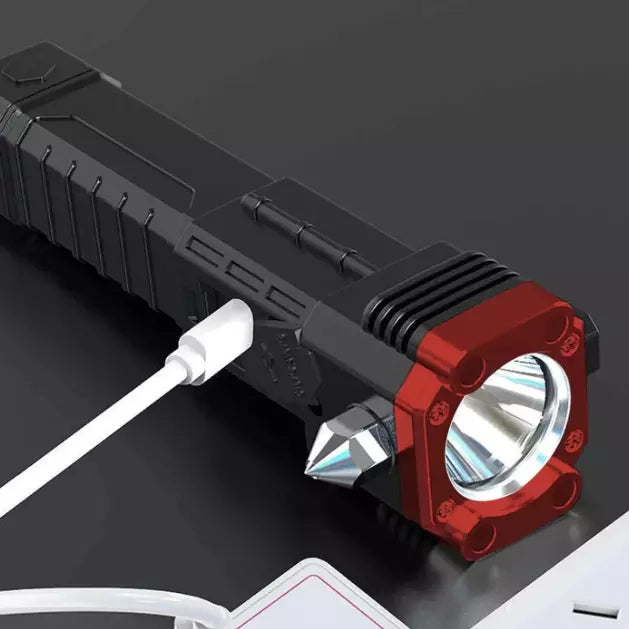 lanterna tatica 4 em 1 titanio com powerbank integrado preta e vermelha sendo carregada
